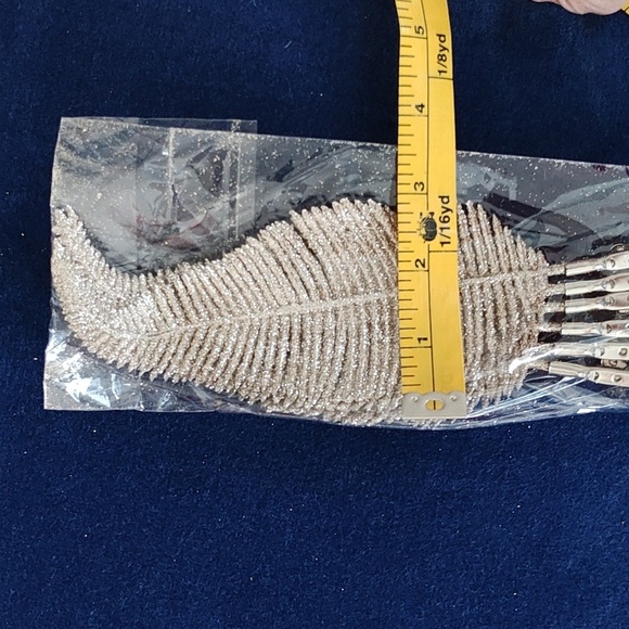 New Gold Tone Glitter Leaf Clips - Picture 4 of 7